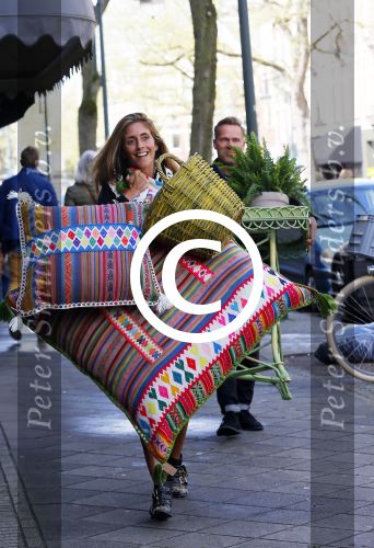 Amsterdam 6 mei 2015 
Danie Bles wandelt met kussens over de cornelis schuytstraat ivm event bij haar thuis in de tuin