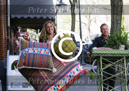 Amsterdam 6 mei 2015 
Danie Bles wandelt met kussens over de cornelis schuytstraat ivm event bij haar thuis in de tuin