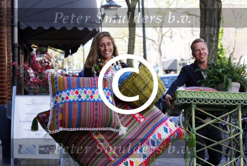 Amsterdam 6 mei 2015 
Danie Bles wandelt met kussens over de cornelis schuytstraat ivm event bij haar thuis in de tuin