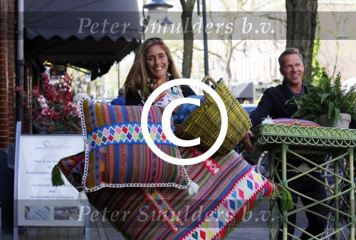 Amsterdam 6 mei 2015 
Danie Bles wandelt met kussens over de cornelis schuytstraat ivm event bij haar thuis in de tuin
