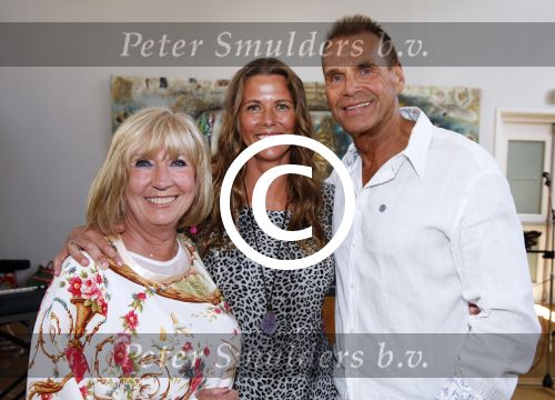 Amsterdam 8 juni 2015
Boekpresentatie Boek Danielle v t Schip Oonk in Yogacentrum Amsterdam. Danielle met vader Joop Oonk en moeder Willeke Alberti