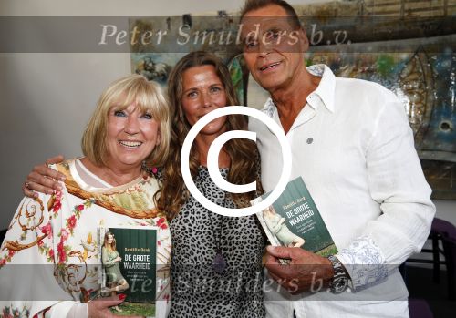 Amsterdam 8 juni 2015
Boekpresentatie Boek Danielle v t Schip Oonk in Yogacentrum Amsterdam. Danielle met vader Joop Oonk en moeder Willeke Alberti