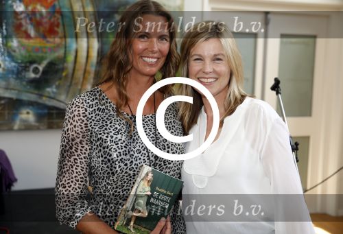 Amsterdam 8 juni 2015
Boekpresentatie Boek Danielle v t Schip Oonk in Yogacentrum Amsterdam. danielle van t Schip met uitgeefster