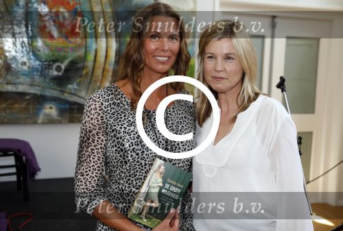 Amsterdam 8 juni 2015
Boekpresentatie Boek Danielle v t Schip Oonk in Yogacentrum Amsterdam. danielle van t Schip met uitgeefster