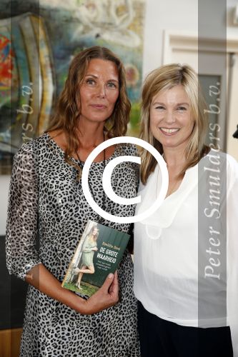 Amsterdam 8 juni 2015
Boekpresentatie Boek Danielle v t Schip Oonk in Yogacentrum Amsterdam. danielle van t Schip met uitgeefster