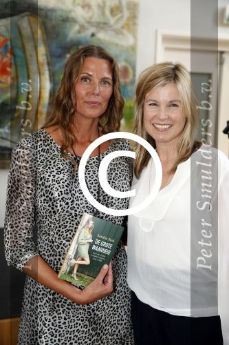 Amsterdam 8 juni 2015
Boekpresentatie Boek Danielle v t Schip Oonk in Yogacentrum Amsterdam. danielle van t Schip met uitgeefster