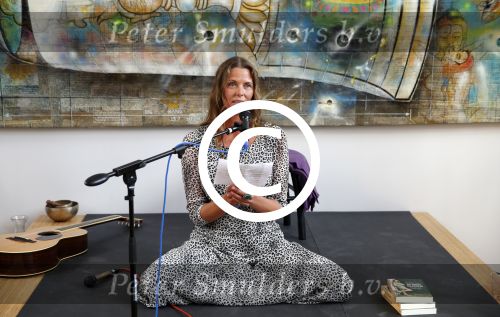 Amsterdam 8 juni 2015
Boekpresentatie Boek Danielle v t Schip Oonk in Yogacentrum Amsterdam.