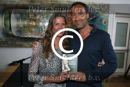 Amsterdam 8 juni 2015
Boekpresentatie Boek Danielle v t Schip Oonk in Yogacentrum Amsterdam. Danielle met Johnny van t Schip