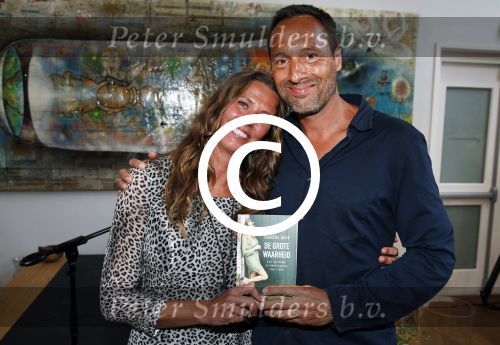 Amsterdam 8 juni 2015
Boekpresentatie Boek Danielle v t Schip Oonk in Yogacentrum Amsterdam. Danielle met Johnny van t Schip