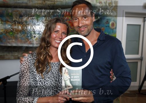 Amsterdam 8 juni 2015
Boekpresentatie Boek Danielle v t Schip Oonk in Yogacentrum Amsterdam. Danielle met Johnny van t Schip