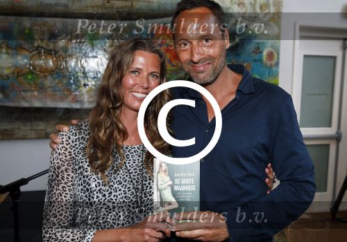 Amsterdam 8 juni 2015
Boekpresentatie Boek Danielle v t Schip Oonk in Yogacentrum Amsterdam. Danielle met Johnny van t Schip