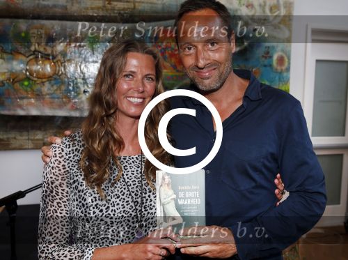 Amsterdam 8 juni 2015
Boekpresentatie Boek Danielle v t Schip Oonk in Yogacentrum Amsterdam. Danielle met Johnny van t Schip