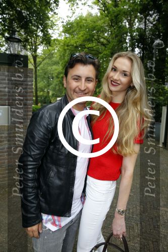 Blaricum 14 juni 2015
Rene Froger heeft een surprise feestje voor zijn vrouw Natasja georganiseerd voor haar 50e verjaardag. Het feest vindt plaats in de tuin van hun huis. Danny Froger met vriendin