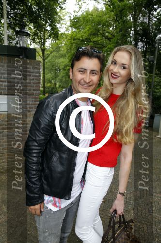 Blaricum 14 juni 2015
Rene Froger heeft een surprise feestje voor zijn vrouw Natasja georganiseerd voor haar 50e verjaardag. Het feest vindt plaats in de tuin van hun huis. Danny Froger met vriendin