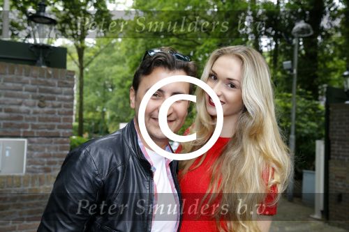 Blaricum 14 juni 2015
Rene Froger heeft een surprise feestje voor zijn vrouw Natasja georganiseerd voor haar 50e verjaardag. Het feest vindt plaats in de tuin van hun huis. Danny Froger met vriendin