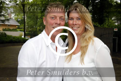 Blaricum 14 juni 2015
Rene Froger heeft een surprise feestje voor zijn vrouw Natasja georganiseerd voor haar 50e verjaardag. Het feest vindt plaats in de tuin van hun huis. Dave Heijnerman (op krukken)met vriendin