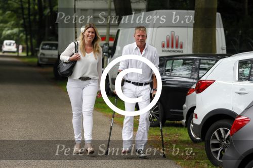 Blaricum 14 juni 2015
Rene Froger heeft een surprise feestje voor zijn vrouw Natasja georganiseerd voor haar 50e verjaardag. Het feest vindt plaats in de tuin van hun huis. Dave Heijnerman (op krukken)met vriendin