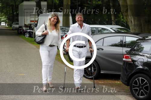 Blaricum 14 juni 2015
Rene Froger heeft een surprise feestje voor zijn vrouw Natasja georganiseerd voor haar 50e verjaardag. Het feest vindt plaats in de tuin van hun huis. Dave Heijnerman (op krukken)met vriendin