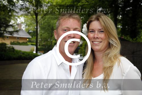 Blaricum 14 juni 2015
Rene Froger heeft een surprise feestje voor zijn vrouw Natasja georganiseerd voor haar 50e verjaardag. Het feest vindt plaats in de tuin van hun huis. Dave Heijnerman (op krukken)met vriendin