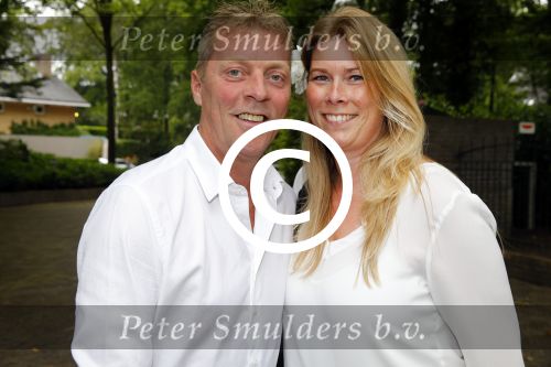 Blaricum 14 juni 2015
Rene Froger heeft een surprise feestje voor zijn vrouw Natasja georganiseerd voor haar 50e verjaardag. Het feest vindt plaats in de tuin van hun huis. Dave Heijnerman (op krukken)met vriendin