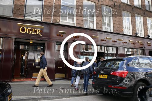 Amsterdam 18 mei 2015 
Vooral vrouwelijke fans staan voor de deur bij Dave Roelvink ( boven oger) en schreeuwen zijn naam.