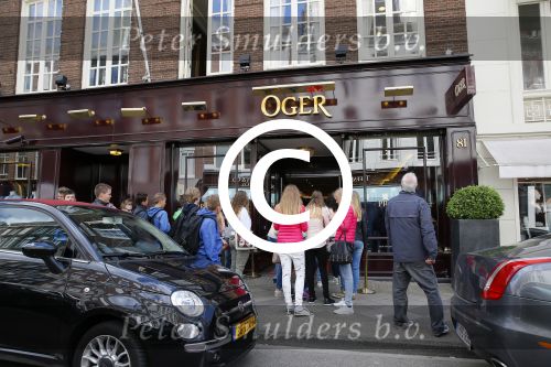 Amsterdam 18 mei 2015 
Vooral vrouwelijke fans staan voor de deur bij Dave Roelvink ( boven oger) en schreeuwen zijn naam.