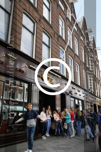 Amsterdam 18 mei 2015 
Vooral vrouwelijke fans staan voor de deur bij Dave Roelvink ( boven oger) en schreeuwen zijn naam.