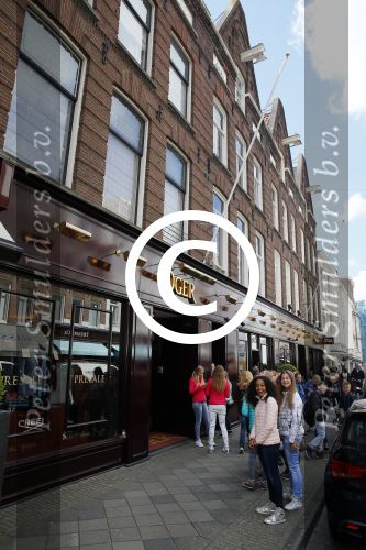 Amsterdam 18 mei 2015 
Vooral vrouwelijke fans staan voor de deur bij Dave Roelvink ( boven oger) en schreeuwen zijn naam.