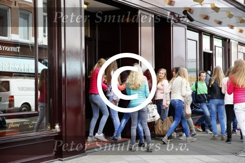 Amsterdam 18 mei 2015 
Vooral vrouwelijke fans staan voor de deur bij Dave Roelvink ( boven oger) en schreeuwen zijn naam.