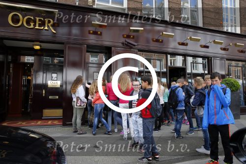 Amsterdam 18 mei 2015 
Vooral vrouwelijke fans staan voor de deur bij Dave Roelvink ( boven oger) en schreeuwen zijn naam.