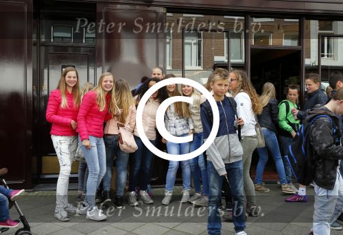 Amsterdam 18 mei 2015 
Vooral vrouwelijke fans staan voor de deur bij Dave Roelvink ( boven oger) en schreeuwen zijn naam.