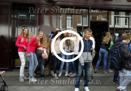 Amsterdam 18 mei 2015 
Vooral vrouwelijke fans staan voor de deur bij Dave Roelvink ( boven oger) en schreeuwen zijn naam.