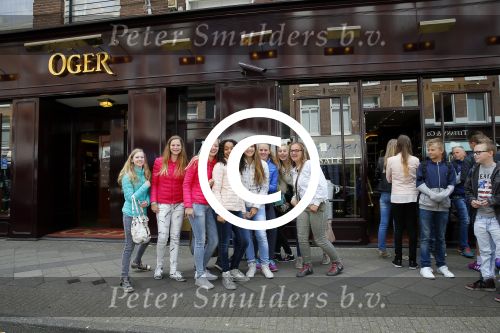 Amsterdam 18 mei 2015 
Vooral vrouwelijke fans staan voor de deur bij Dave Roelvink ( boven oger) en schreeuwen zijn naam.