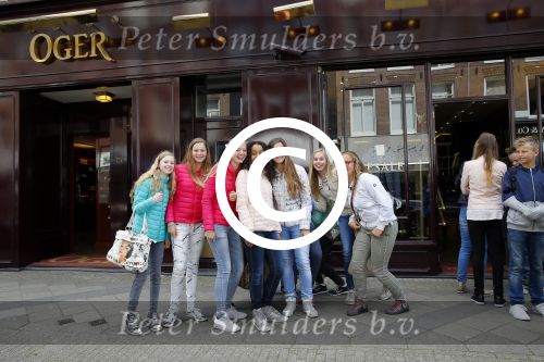 Amsterdam 18 mei 2015 
Vooral vrouwelijke fans staan voor de deur bij Dave Roelvink ( boven oger) en schreeuwen zijn naam.