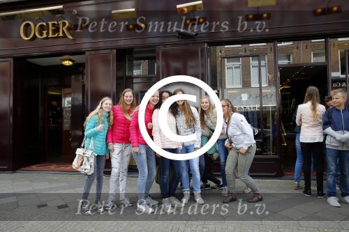 Amsterdam 18 mei 2015 
Vooral vrouwelijke fans staan voor de deur bij Dave Roelvink ( boven oger) en schreeuwen zijn naam.