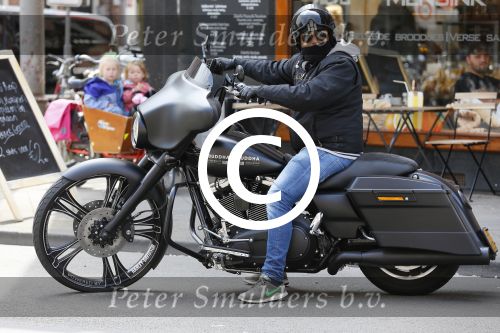 Amsterdam 27 mei 2015  
Dennis Rugenbregt op zijn Buddha to Buddha Harley Davidson motor