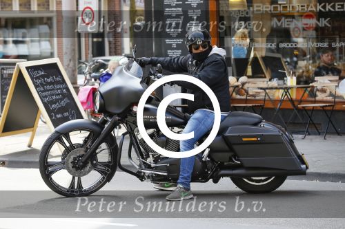 Amsterdam 27 mei 2015  
Dennis Rugenbregt op zijn Buddha to Buddha Harley Davidson motor