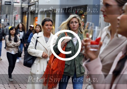 Amsterdam 6 mei 2015 
Presentatie nieuwe parfum van Cloe bij ici paris op de kalverstraat. Dominique v Hulst met moeder