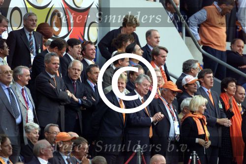 Amsterdam, 29 juni 2000   Euro 2000
Nederland-Italie, eindstand 0-0 ook na verlenging Italie wint na strafschoppen
Eef Brouwers Wim Kok Johan Cruyff Pieter v Vollenhoven Jeu Sprengers en Prins Willem Alexander

PETER SMULDERS BV