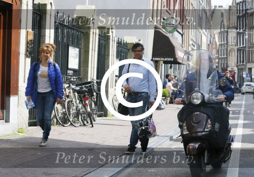Amsterdam 8 mei 2015
Ellen ten damme met vriend en op grote abri van ziggo.