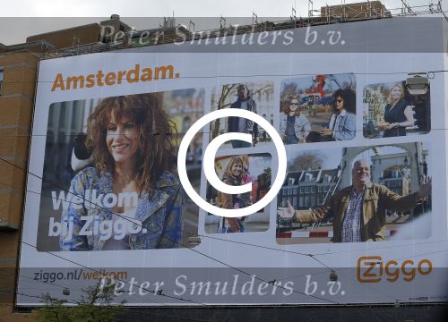 Amsterdam 8 mei 2015
Ellen ten damme met vriend en op grote abri van ziggo.