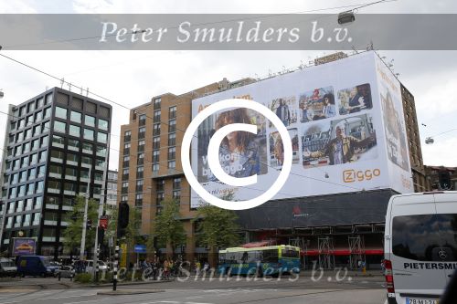 Amsterdam 8 mei 2015
Ellen ten damme met vriend en op grote abri van ziggo.