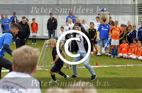 Arnhem 31 mei 2015
Voetbalclinic Klaas jan Huntelaar foundation op Papendal. Ook Enzo Knol en zijn vriendin Dee v d Zeeuw waren ook aanwezig.