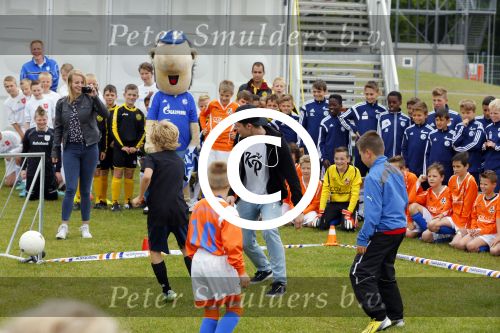 Arnhem 31 mei 2015
Voetbalclinic Klaas jan Huntelaar foundation op Papendal. Ook Enzo Knol en zijn vriendin Dee v d Zeeuw waren ook aanwezig.