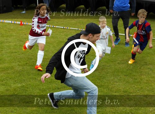 Arnhem 31 mei 2015
Voetbalclinic Klaas jan Huntelaar foundation op Papendal. Ook Enzo Knol en zijn vriendin Dee v d Zeeuw waren ook aanwezig.