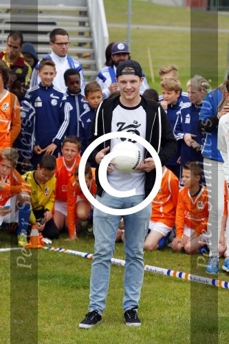 Arnhem 31 mei 2015
Voetbalclinic Klaas jan Huntelaar foundation op Papendal. Ook Enzo Knol en zijn vriendin Dee v d Zeeuw waren ook aanwezig.