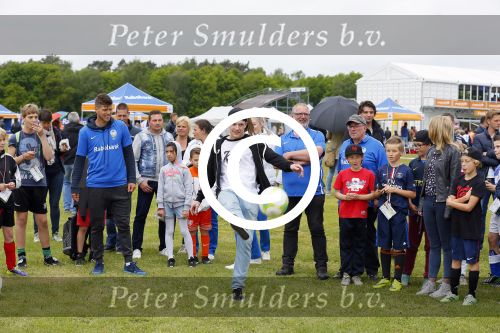 Arnhem 31 mei 2015
Voetbalclinic Klaas jan Huntelaar foundation op Papendal. Ook Enzo Knol en zijn vriendin Dee v d Zeeuw waren ook aanwezig.