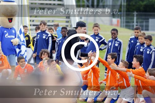 Arnhem 31 mei 2015
Voetbalclinic Klaas jan Huntelaar foundation op Papendal. Ook Enzo Knol en zijn vriendin Dee v d Zeeuw waren ook aanwezig.