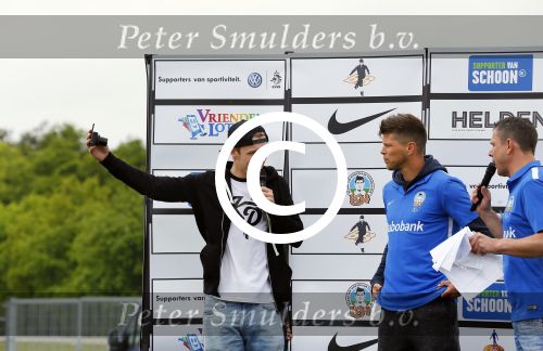 Arnhem 31 mei 2015
Voetbalclinic Klaas jan Huntelaar foundation op Papendal. Ook Enzo Knol en zijn vriendin Dee v d Zeeuw waren ook aanwezig.