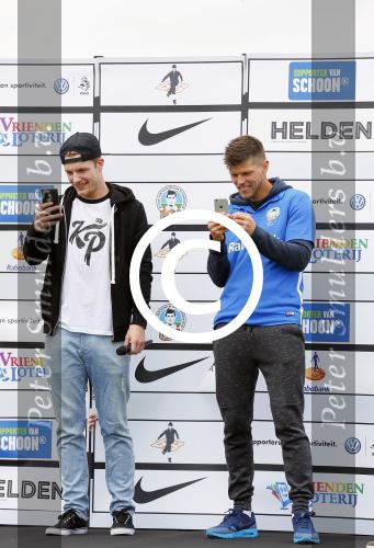 Arnhem 31 mei 2015
Voetbalclinic Klaas jan Huntelaar foundation op Papendal. Ook Enzo Knol en zijn vriendin Dee v d Zeeuw waren ook aanwezig.